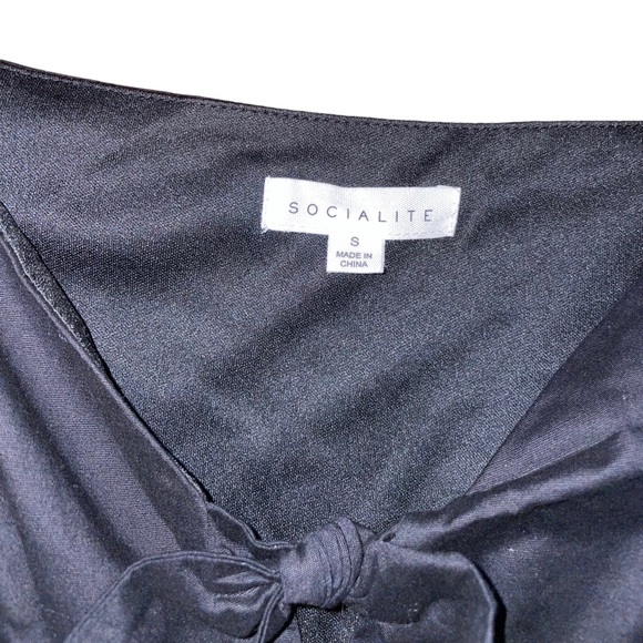 Socialite Black Cap-Sleeve Mini Dress - Picture 4 of 9